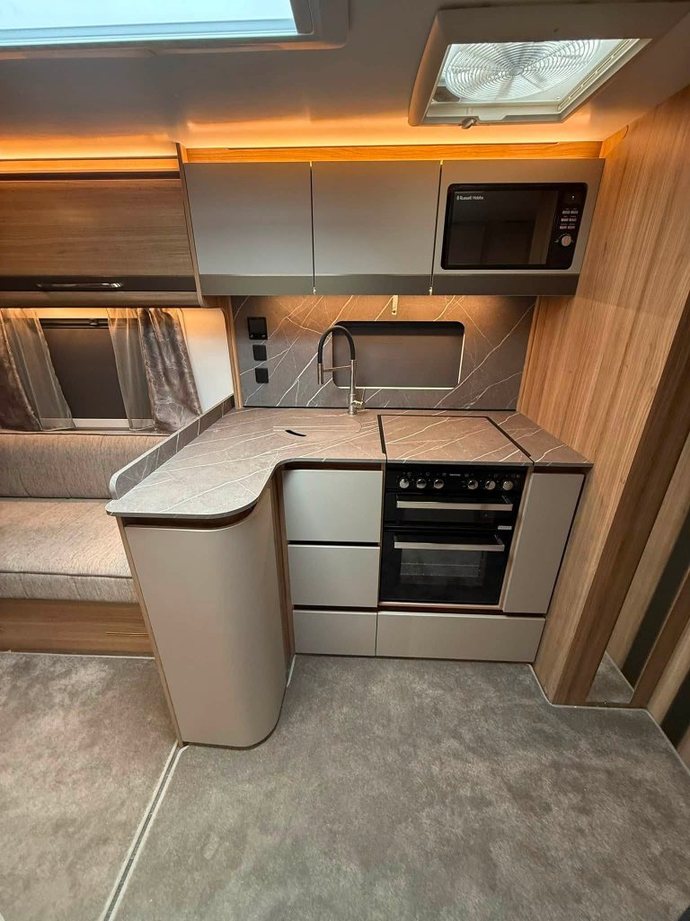 BAILEY ALICANTO DELUXE PORTO - 4 BERTH CARAVAN